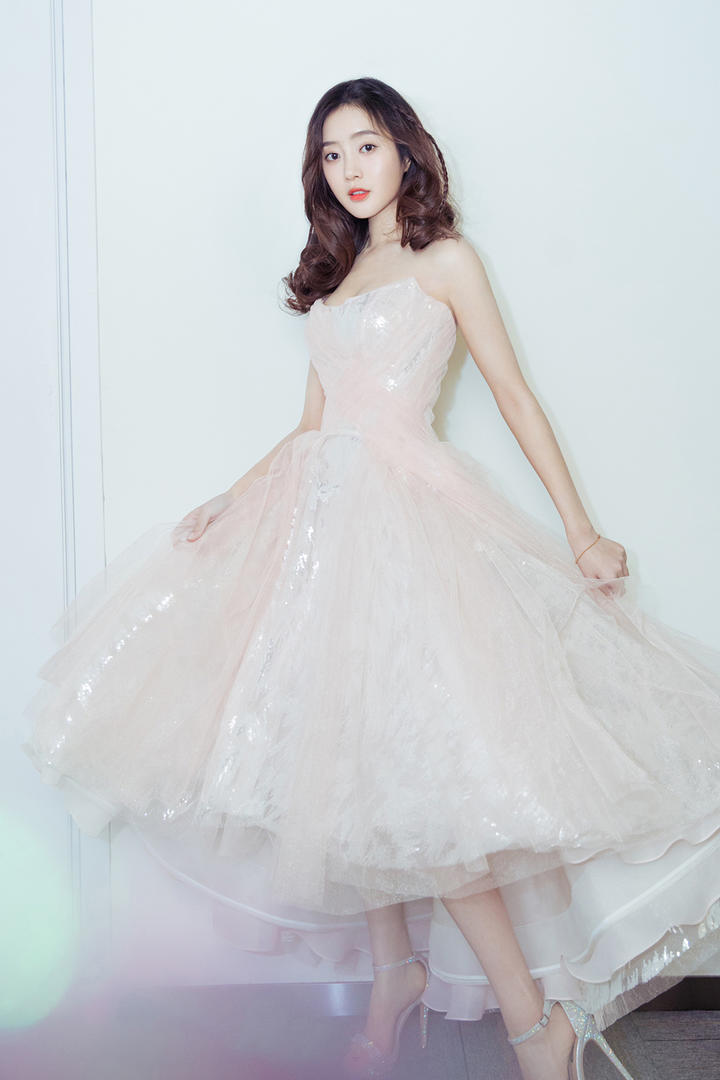 穿着粉色抹胸长裙的美女明星王梓薇写真图片集
