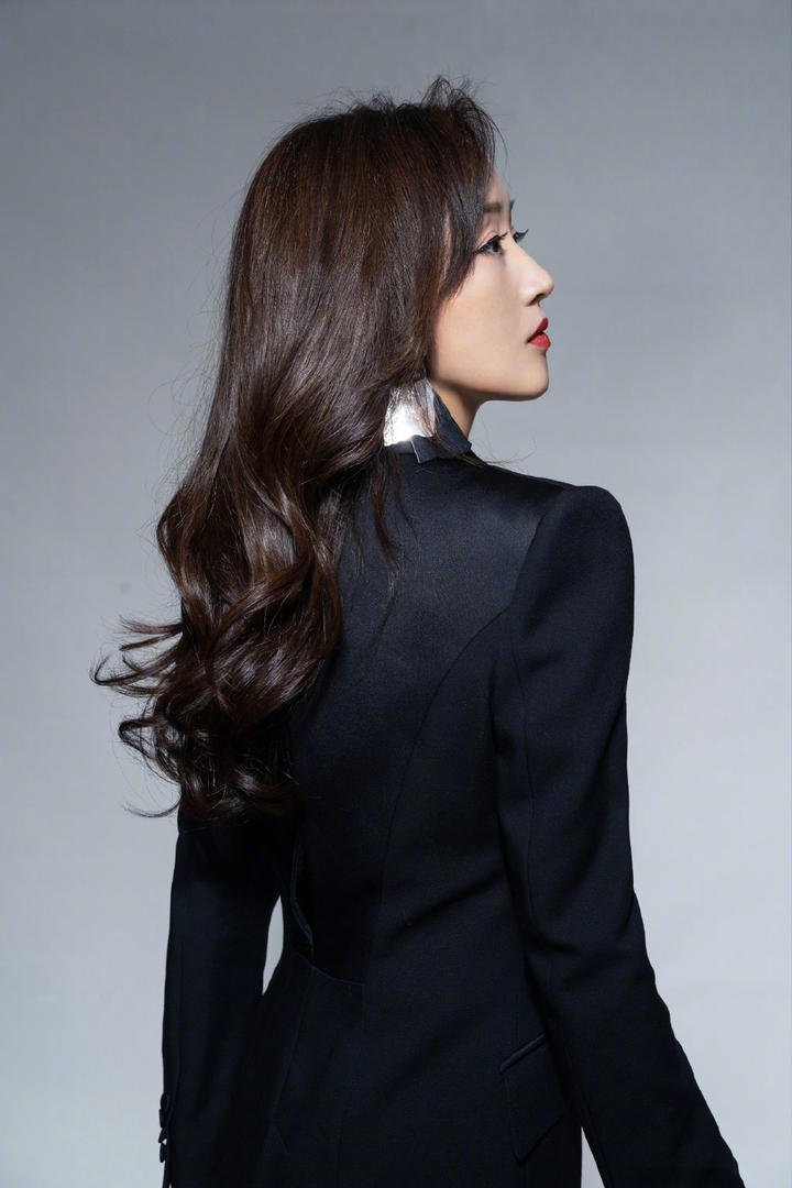 穿着黑色西装的内地女歌手杨钰莹写真图片集