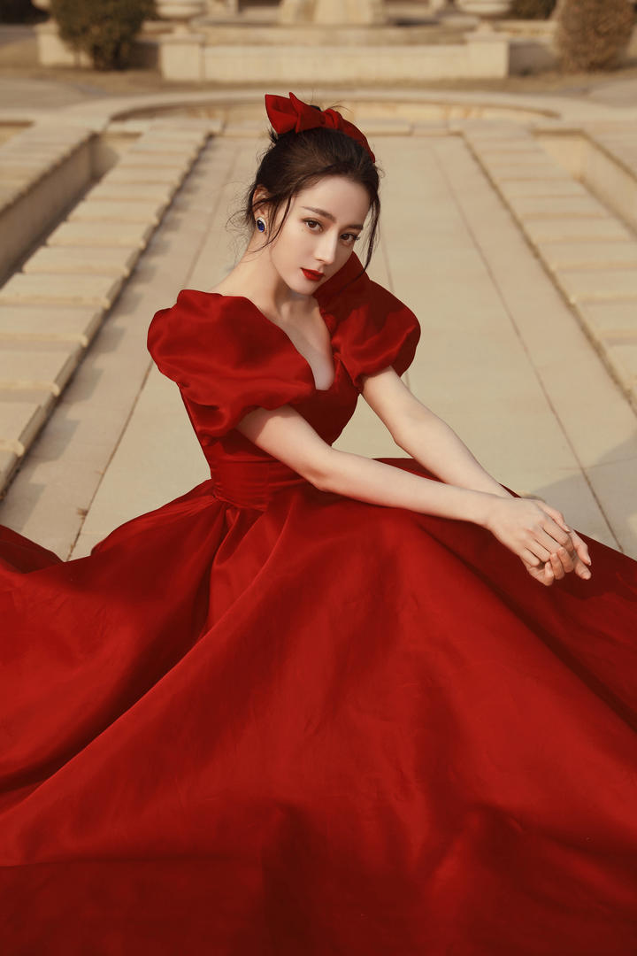 穿红色公主裙的中国美女明星迪丽热巴个人写真图片集